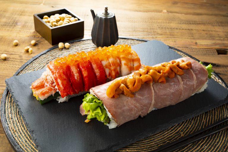ローストビーフ巻(うにのせ)えびかにたっぷり贅沢巻_web ローストビーフ巻(うにのせ)えびかにたっぷり贅沢巻_web