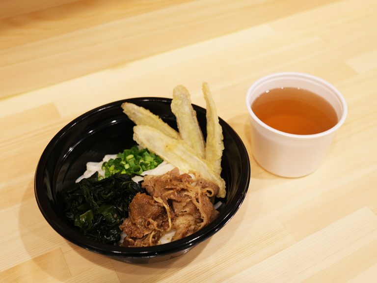 「テイクアウトAうどん(肉・わかめ・ごぼう天トッピング)」680円。 takeouthidari