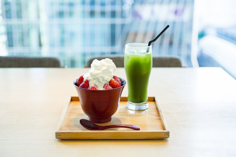 「純生いちご」980円は、いちごの酸味と生クリームのコク、伊勢抹茶の渋みのバランスが絶妙。 〈茶寮伊勢 藤次郎〉