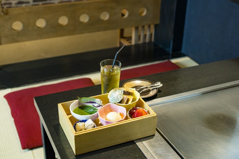 「抹茶フォンデュ」780円。抹茶とホワイトチョコソースに、どら焼きやアイスなどをつけてどうぞ。 〈鉄板焼 お好み焼き かしわ〉