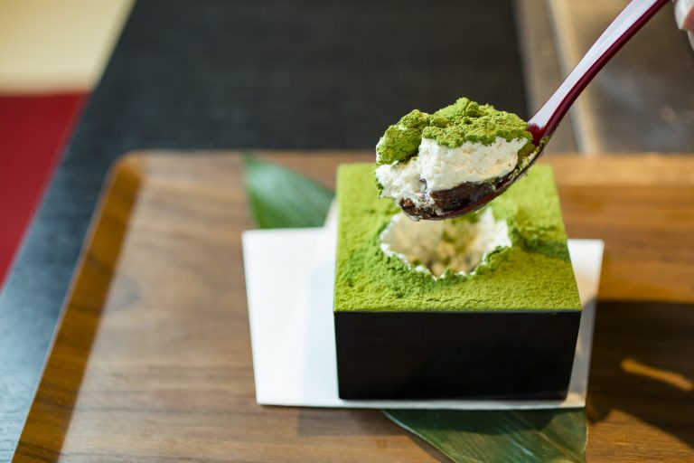 抹茶をふりかけた「ヴェルサイユ卵のティラミス」650円。 〈鉄板焼 お好み焼き かしわ〉
