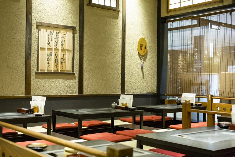 掘りごたつの座敷。 〈鉄板焼 お好み焼き かしわ〉