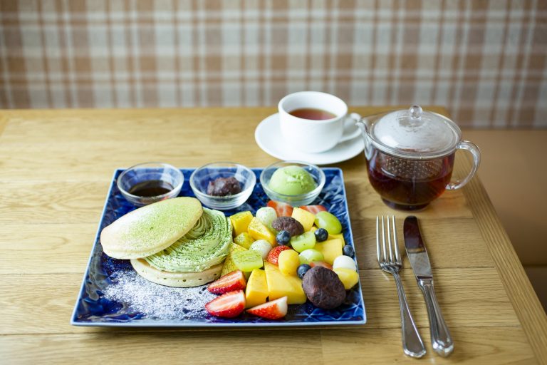 抹茶クリームをサンドした「季節の抹茶パンケーキ」1,600円。 〈果実園リーベル〉