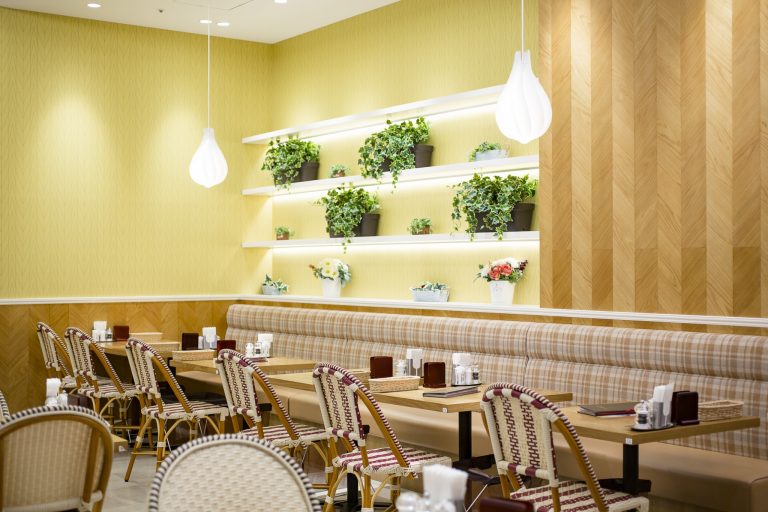 暖色系でまとめられた明るい店内。 〈果実園リーベル〉