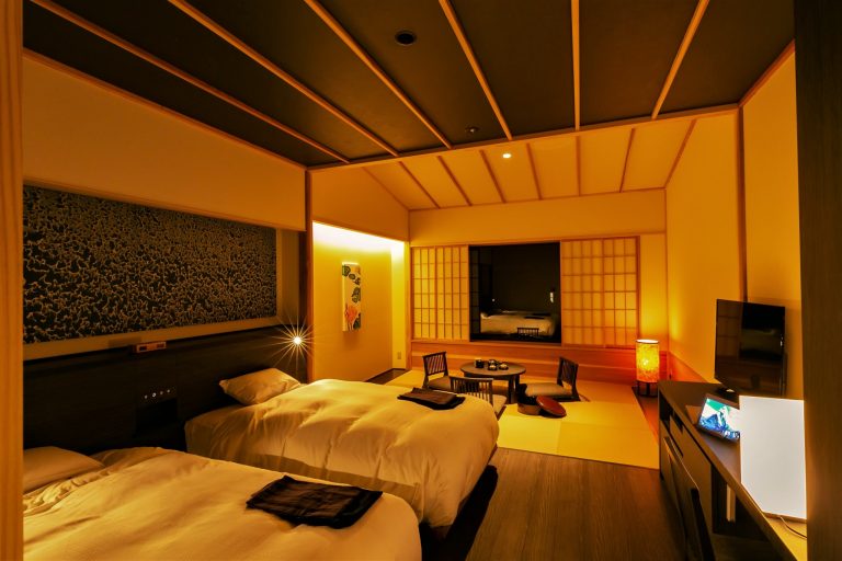 和洋室は全室40平方メートル超。設備も高級旅館に引けを取らない。
