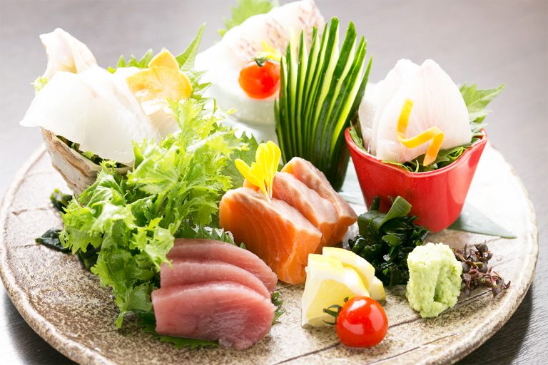 当日に魚屋さんから届く鮮魚の「五種盛り合わせ」2,480円。 和食日和 おさけと 日本橋