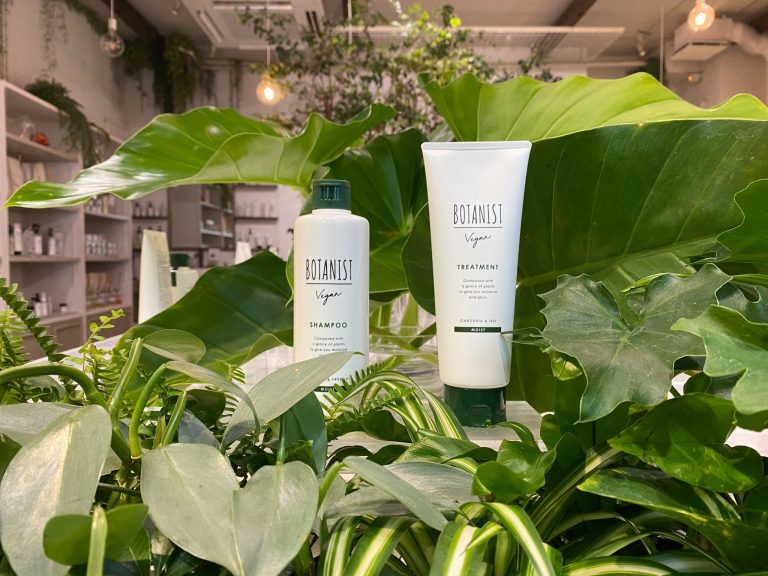 「ヴィーガンシャンプー モイスト」 280ml 2,400円、「ヴィーガントリートメント モイスト」240g 2,400円。 BOTANIST Vegan