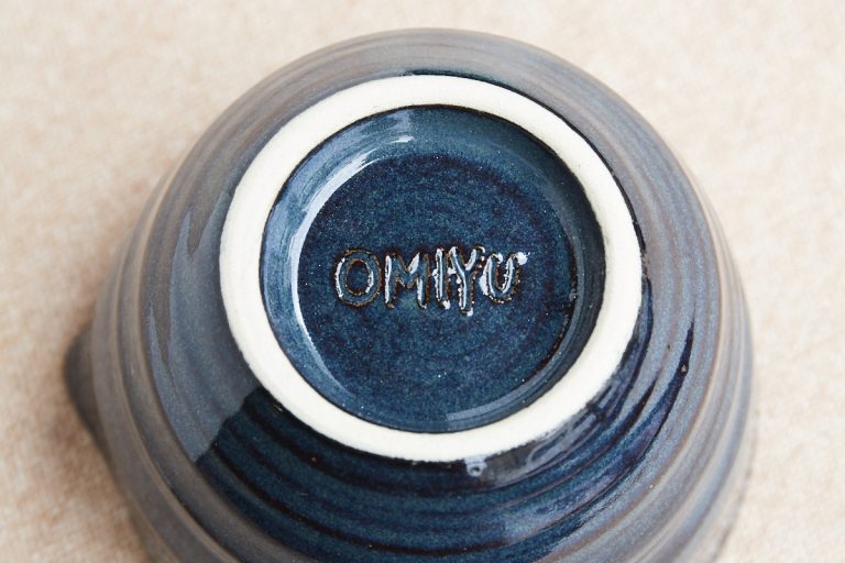 器の底には、手書きの”OMIYU”の文字も。