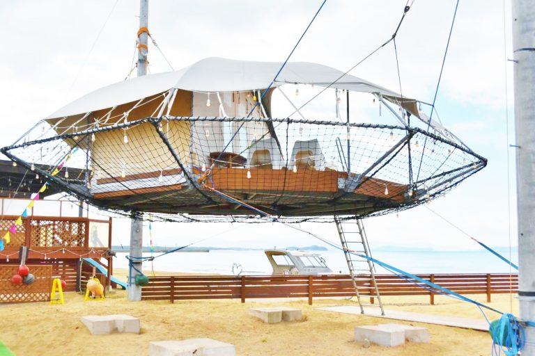 一日一組限定！世界初、海辺の「空中テント」は、究極のグランピングドーム。