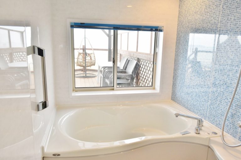 お部屋のコンセプトに沿ったカラーでバスジェルを使って泡風呂も楽しめる「海の見えるシステムバス」。