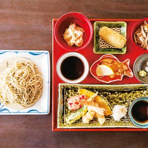 天ぷらの盛り合わせが付いたディナーセット 1,500円。