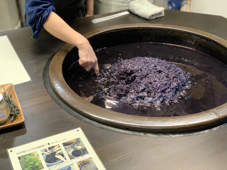 ここでは昔ながらの製法で作った染料を使用する。 藍染め工房 徳島