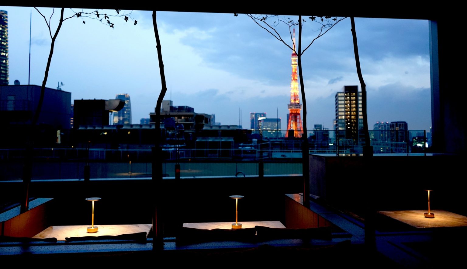 レストラン&バー〈BALCÓN TOKYO〉のテラス席からの眺め。