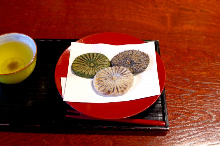 香ばしく焼けた皮と餡は、病みつきになってしまう相性。 徳島 和田乃屋