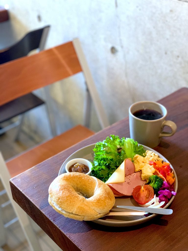 もちもち食感のベーグルに、甘酸っぱいジャムがベストマッチ。 O-ba'sh cafe. 徳島