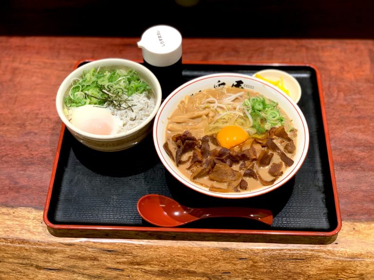 阿波名産の釜揚げしらすを使った「温玉しらす丼」も人気。 奥屋 徳島