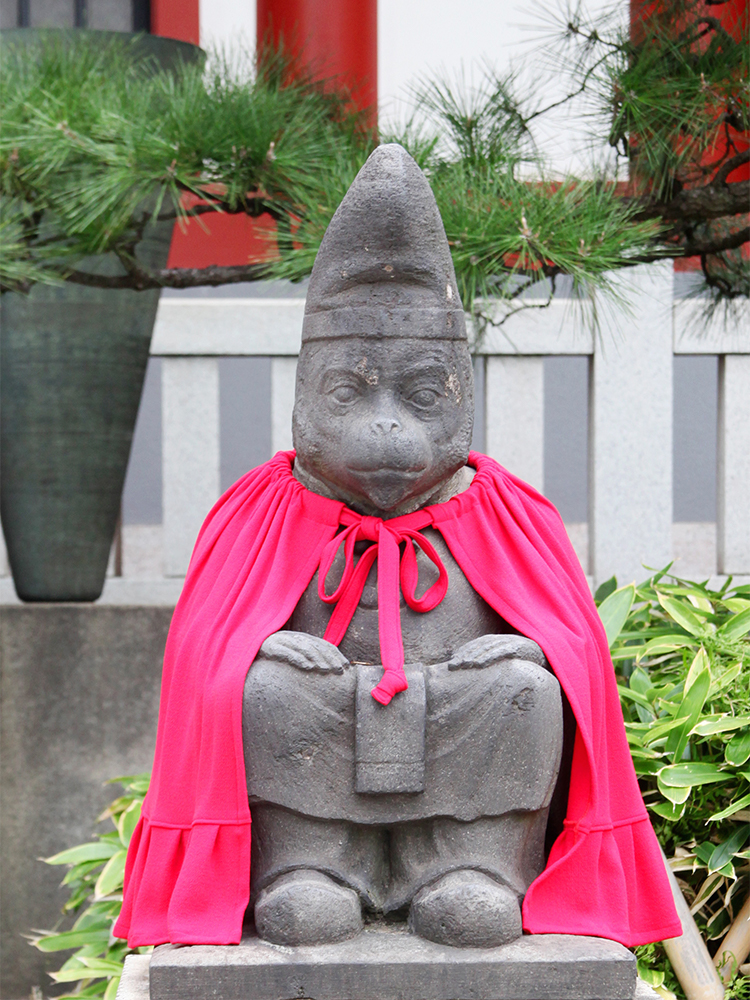 参拝に行ったら、境内にある猿田彦神社にも手を合わせよう。こちらは仕事運・道ひらきの強力なパワースポットとして知られていて、「導きの神様」といわれている猿田彦神が祀られている。