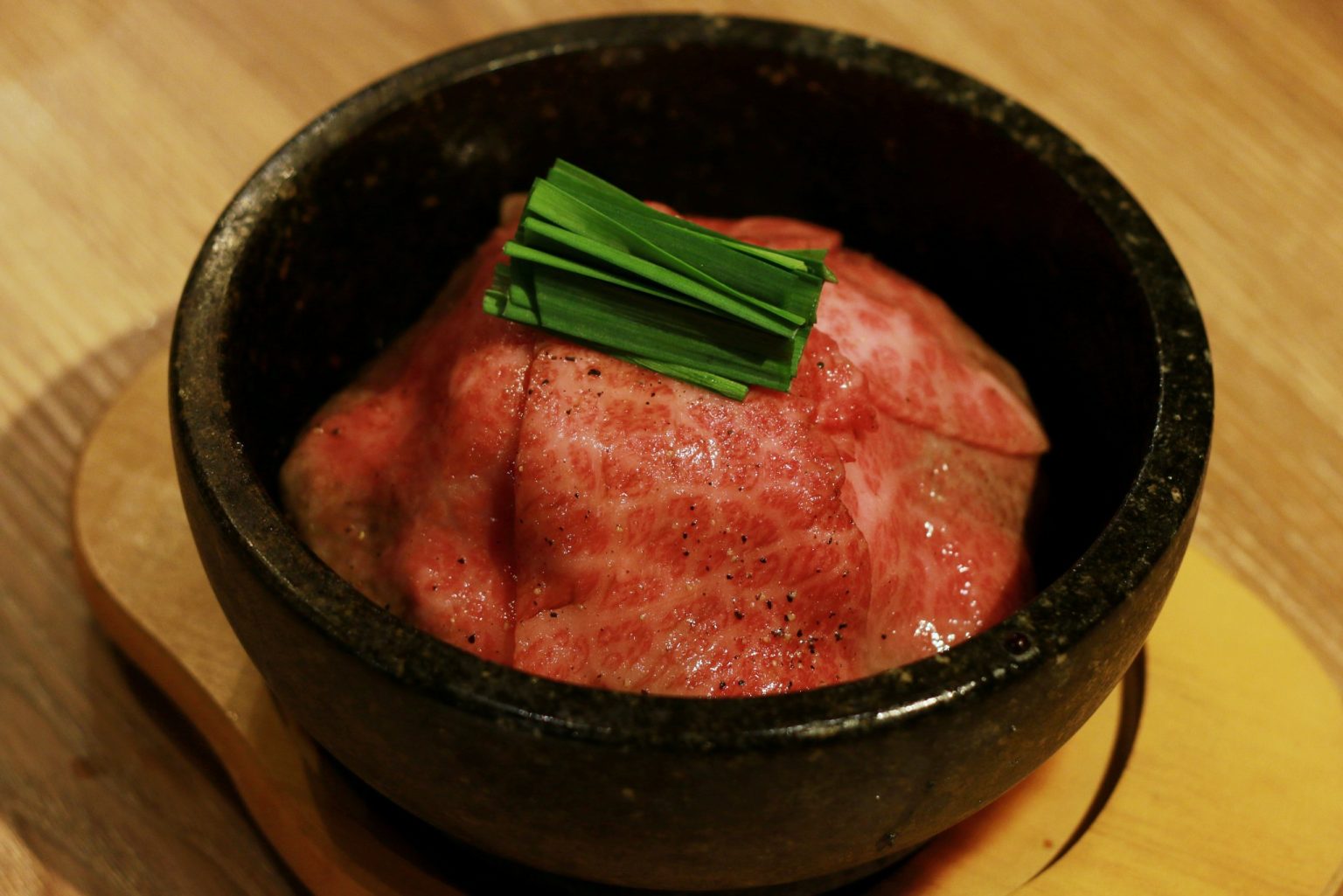 ご飯を覆うほど、お肉たっぷり。1,200円。