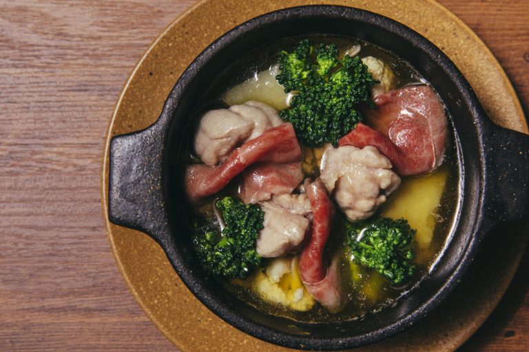 和牛はオリーブオイルと絡めて、ミディアムレアで食べるのがおすすめ。700円。 厳選和牛とリードヴォーのアヒージョ