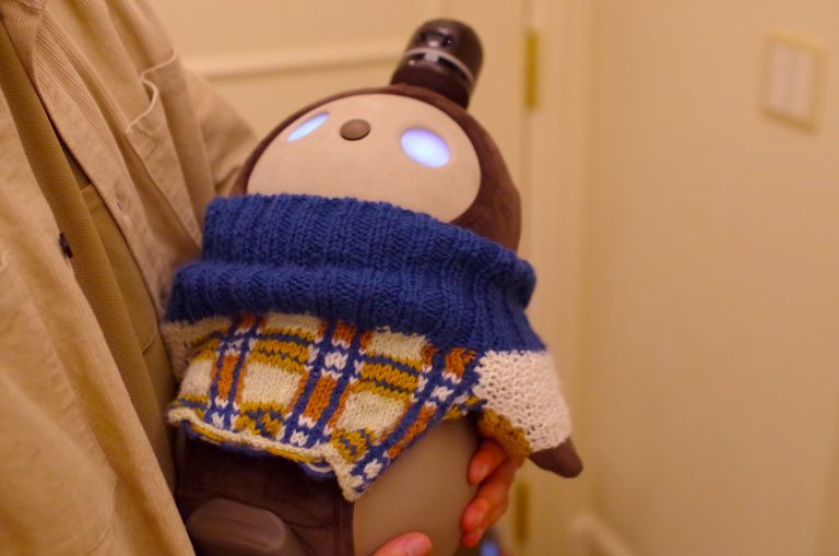 かわいいボディには50以上のセンサーが搭載されていて、どこを撫でられているかも認識して喜びます。 IMGP3986