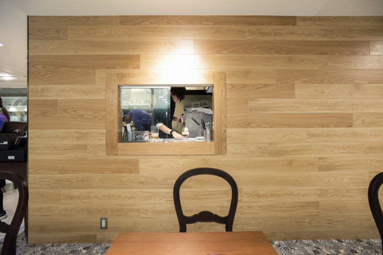 室温9°Cに管理された厨房は森シェフのこだわり。小窓から中が覗ける。 〈Triangle Cafe〉二子玉川