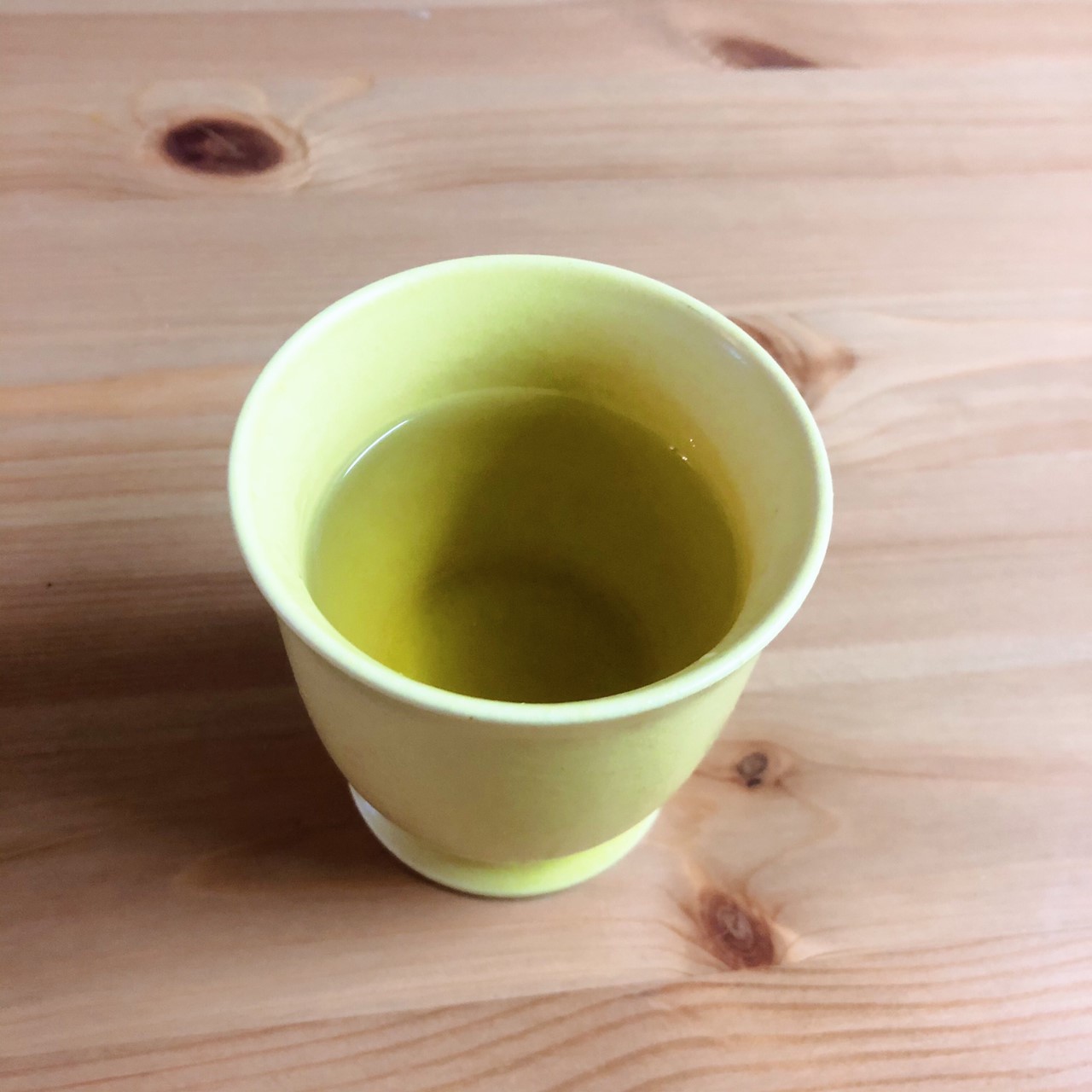 八女煎茶のグリーンに、ジャーマンカモミールの黄味がちょっと混ざったような、黄金色に近い感じ。