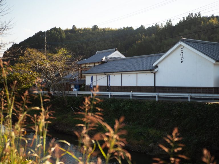菊池川沿いに建つ花の香酒造。土地の恵みを活かした酒造りを目指す。