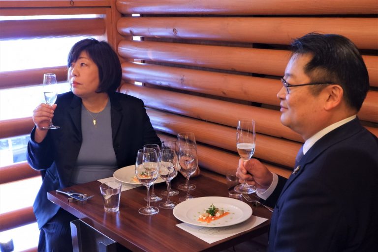 長崎知事と林さんもマリアージュを堪能。 食事中ショット