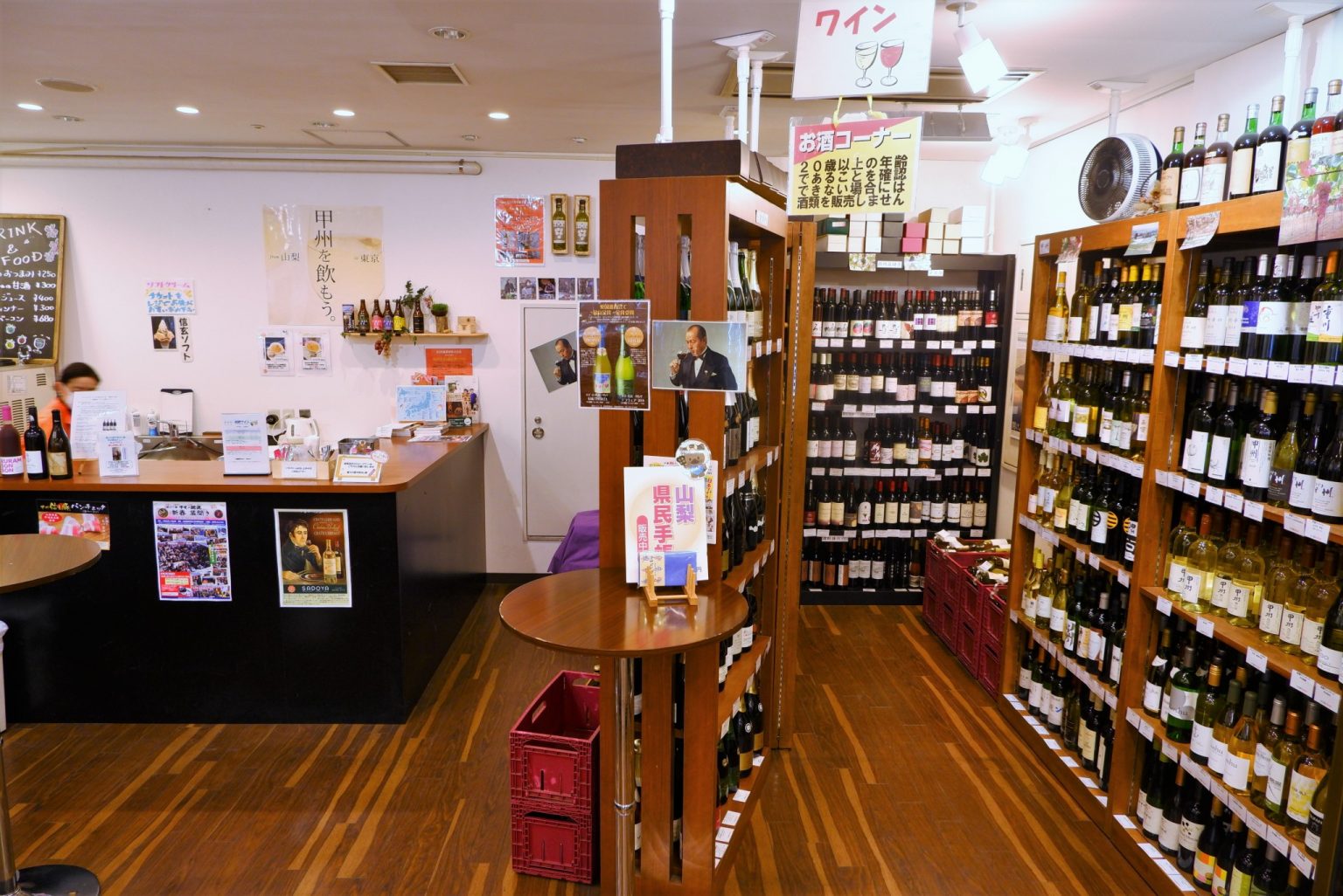 山梨の特産品をはじめ、340種の山梨ワインが取り揃います。