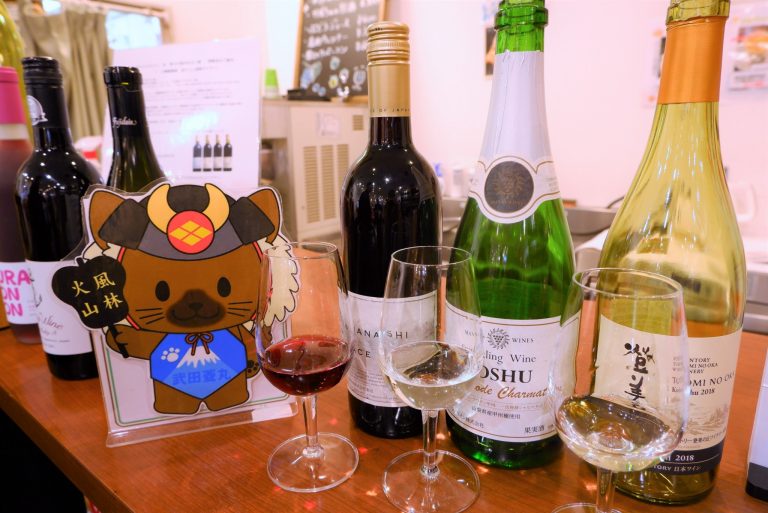 〈やまなし館〉ではスタンディングで、ワインのちょい飲みもできちゃいます。 スタンディング飲み