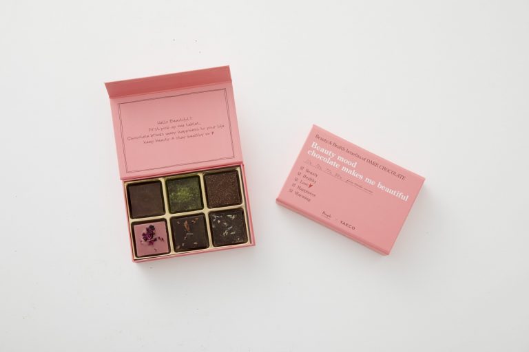 〈YAECOコラボレーション チョコレート〉の「Beauty mood〜chocolate makes me beautiful〜」全18枚 3,700円。Biople by CosmeKitchen 全国18店舗(販売は〜2月14日)(■03-5774-5565) 〈YAECOコラボレーション チョコレート〉の「Beauty mood〜chocolate makes me beautiful〜」
