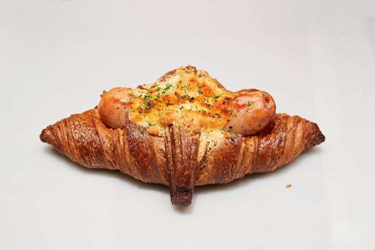 塩味の効いたソーセージが食べ応え抜群の室町ソルティドッグ 450円。 Hakone Bakery Dining & Bar 日本橋