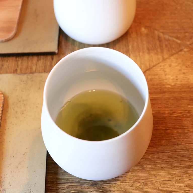 ほうじ茶の香ばしさと緑茶の甘みが楽しめる「青ほうじ茶」。