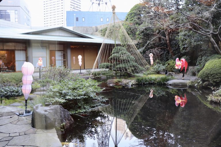 室内に面した、四季折々の風情を楽しめる庭園。「佐賀の恵み×うれしの茶」フェア期間中はランタンも設置。 ANAインターコンチネンタルホテル東京 赤坂