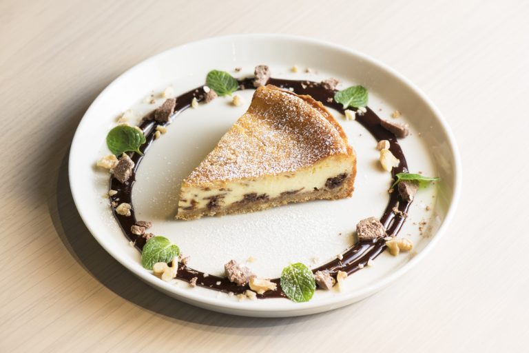 「チョコレートベイクドチーズケーキ」550円。 〈IZAMESHI Table〉新宿