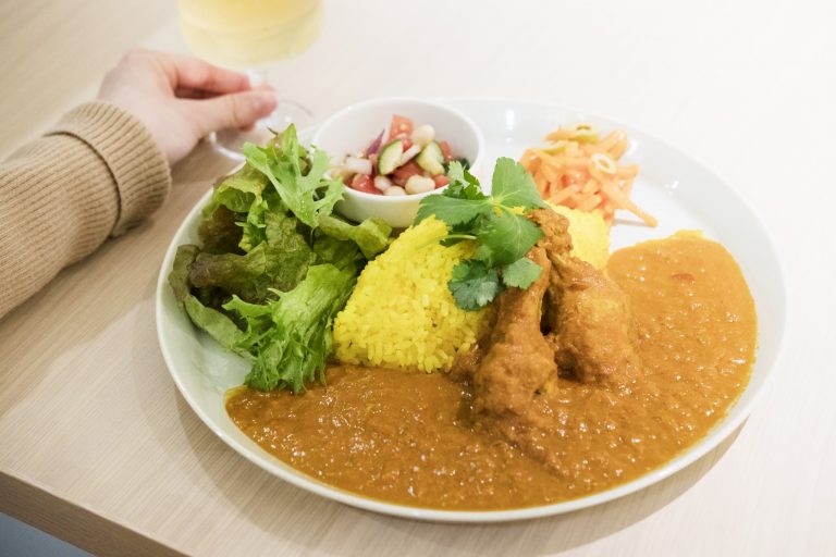 「スパイシーチキンカレー」980円。販売しているパウチにもチキンがゴロリと入っている。 〈IZAMESHI Table〉新宿