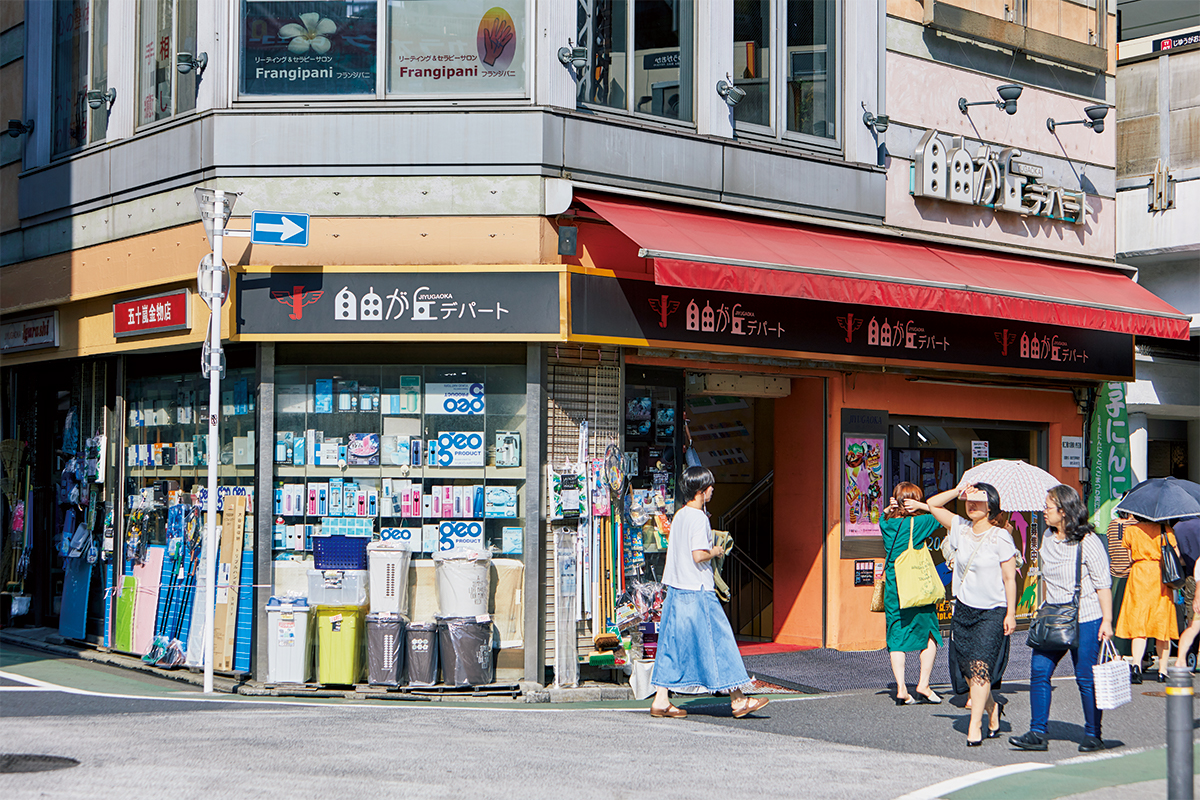 日本で最初にデパートという名称を使った商業施設ともいわれている、歴史あるレトロビル。老舗から新店まで、個性豊かな個人商店が並ぶ。