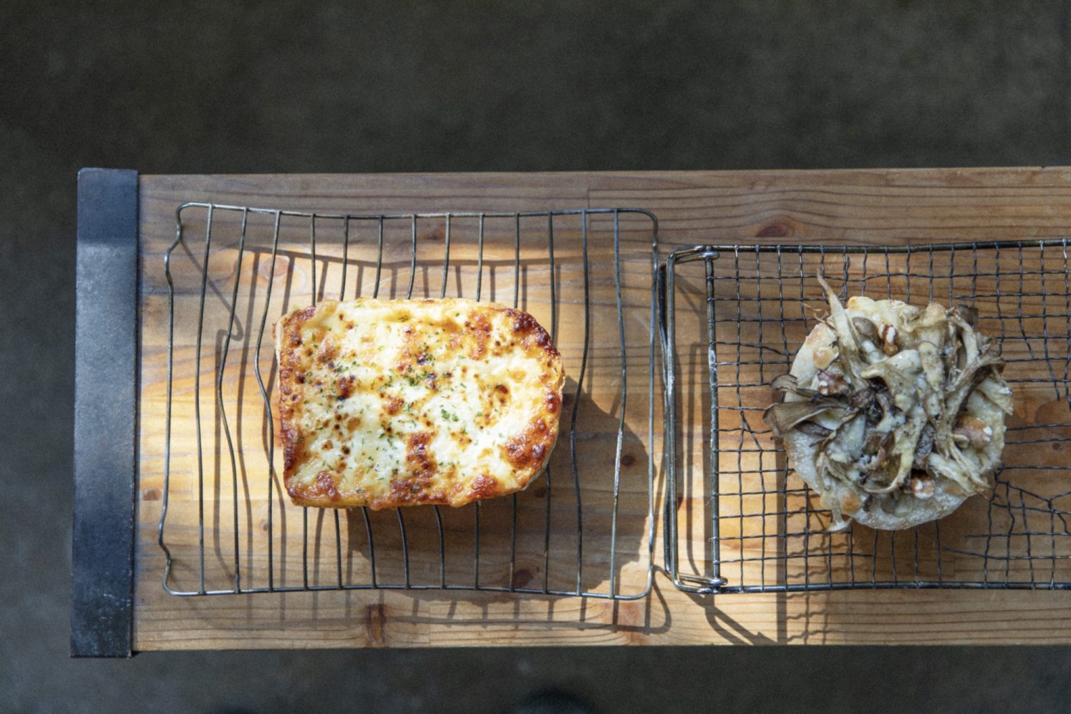 左から、「グリュイエルチーズのクロックムッシュ」380円、「フンギ」255円。レストランや西海岸で積んだ経験が惣菜パンにも活きる。