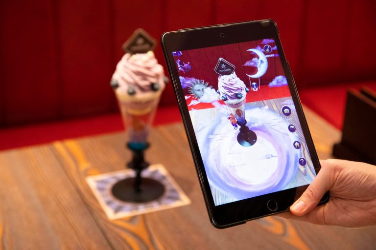 パフェに端末を向けると、パフェの種類ごとに別のAR体験を楽しめる。 〈Tyffonium Cafe〉渋谷