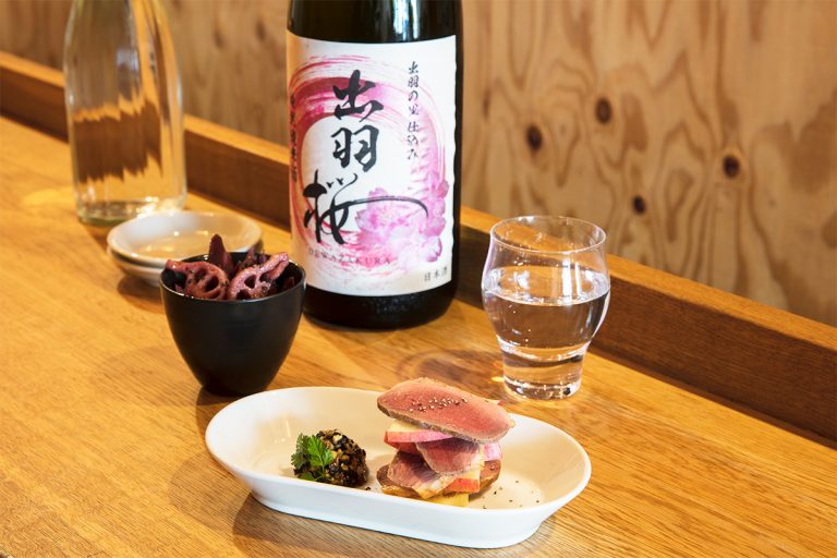 奥から、ゴボウの赤ワインきんぴら480円、鴨ムネ肉の燻製 黒ゴマとナッツソース 600円。ビストロメニューも日本酒にしっくり合うのが不思議。 3bis bar 人形町