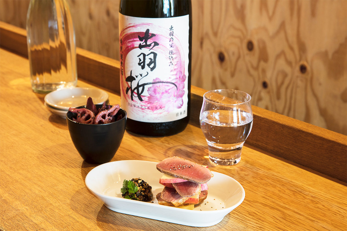 奥から、ゴボウの赤ワインきんぴら480円、鴨ムネ肉の燻製 黒ゴマとナッツソース 600円。ビストロメニューも日本酒にしっくり合うのが不思議。