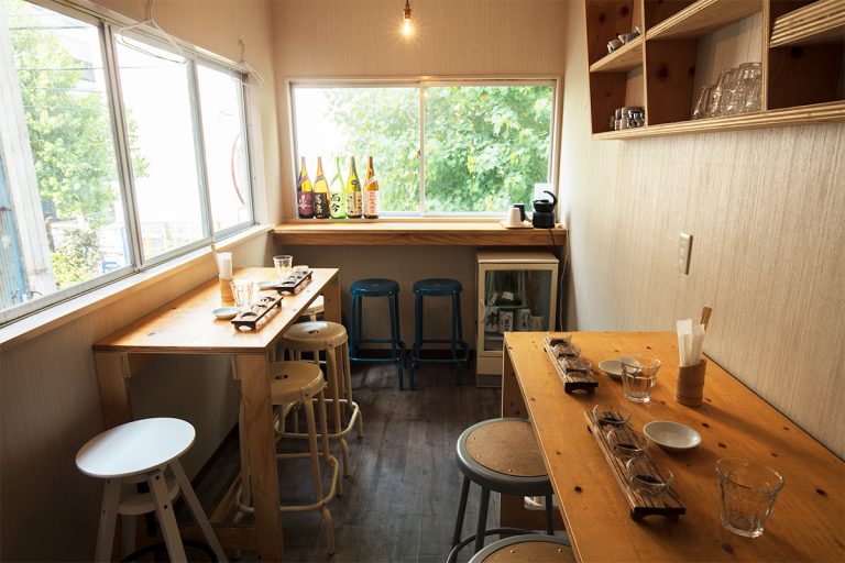 2階は2,300円で1時間飲み放題に。石川・富山特集など毎月テーマが変わるのが楽しい。6名から貸し切りも可能。 3bis bar 人形町
