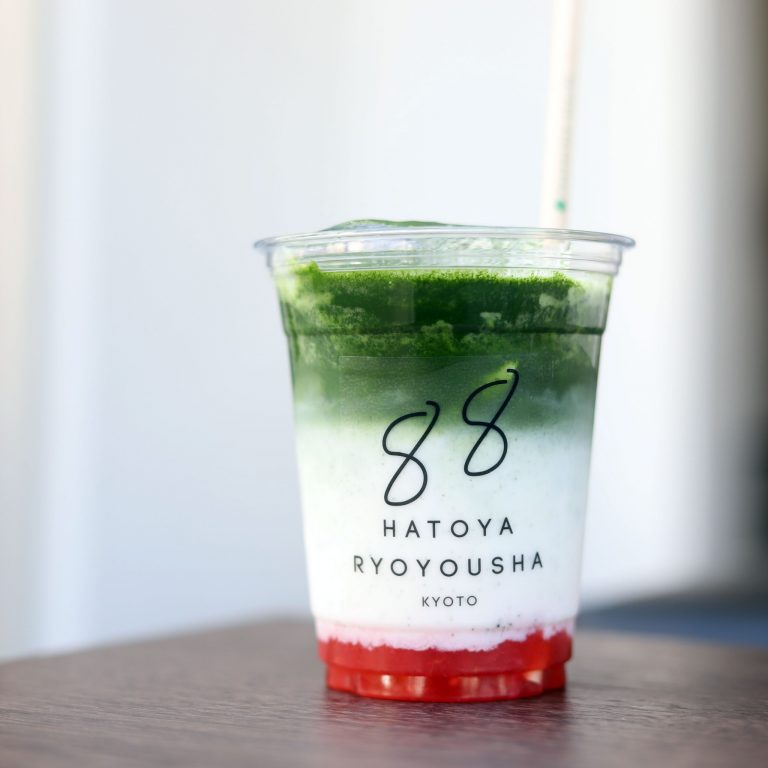 「苺抹茶ラテ」各抹茶ラテに+100円 〈八十八良葉舎(はとやりょうようしゃ)〉京都