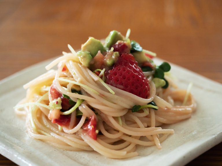 レモンの酸味といちごの甘みに、アボカドのクリーミーさが加わった絶品パスタ! _A158153