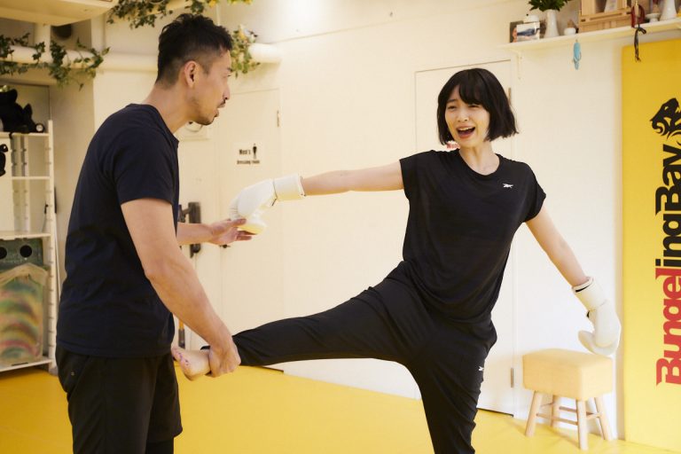 キックの姿勢を覚えるため、先生に脚を回され悶絶するおみゆさん。 キックボクシング