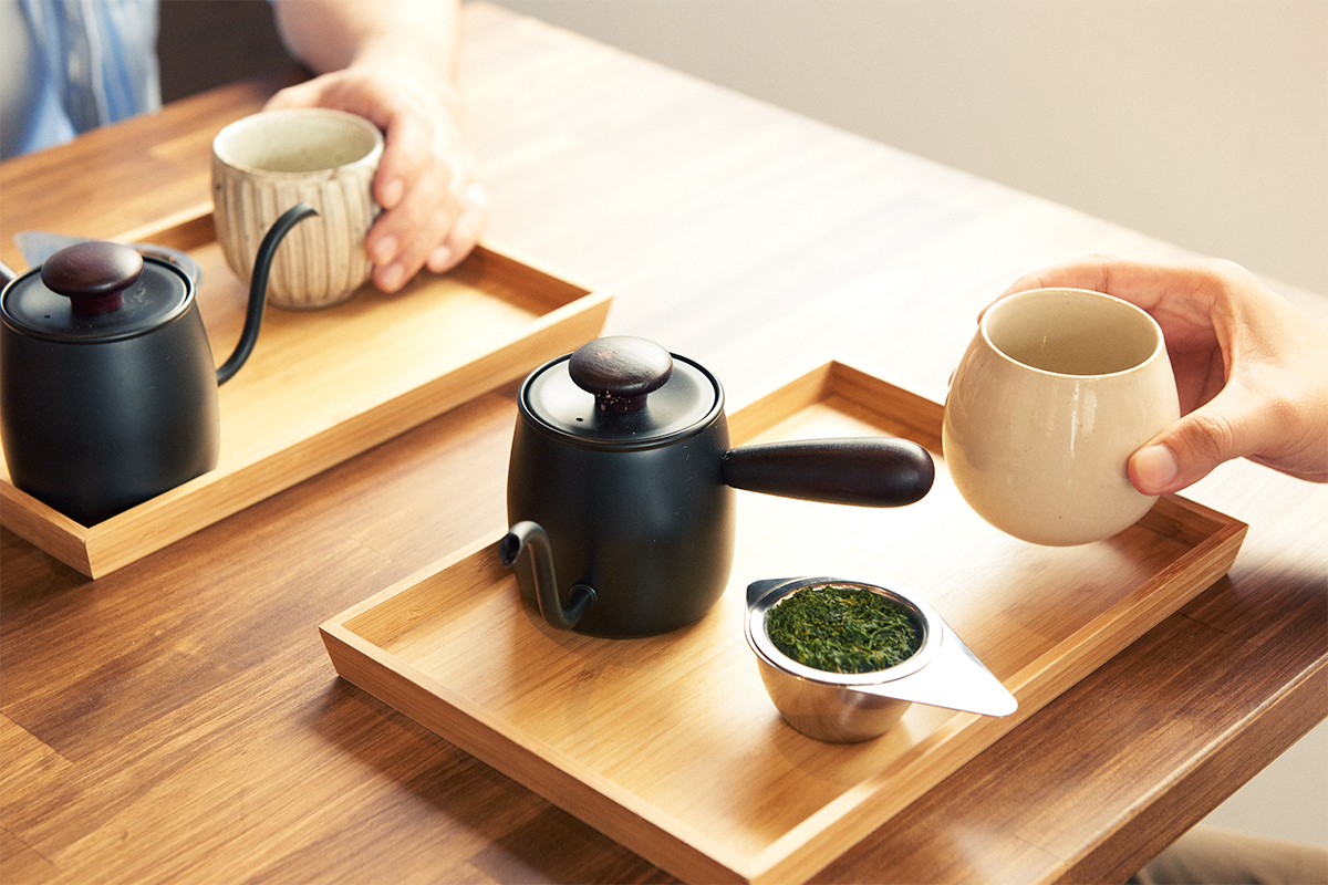 〈ShiZen Tea〉ではお茶はポットでサーブされる。1杯目は濃厚な旨味を、2杯目は渋みを、3杯目はすっきりとした後味が楽しめる。写真は静岡県川根産の有機上煎茶630円。最高級の八女本玉露はポットで4,000円。