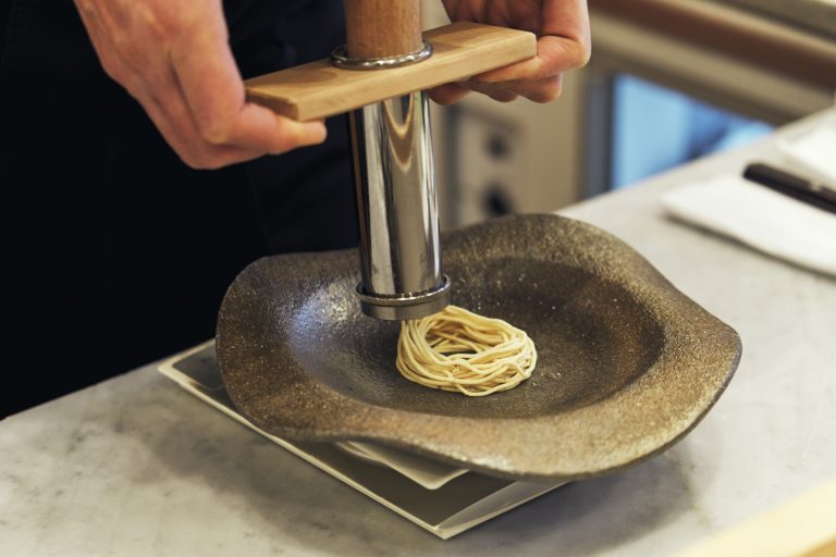 “できたてモンブラン”がブーム！【厳選】目の前で絞られるモンブラン専門店4軒 | Food | Hanako.tokyo