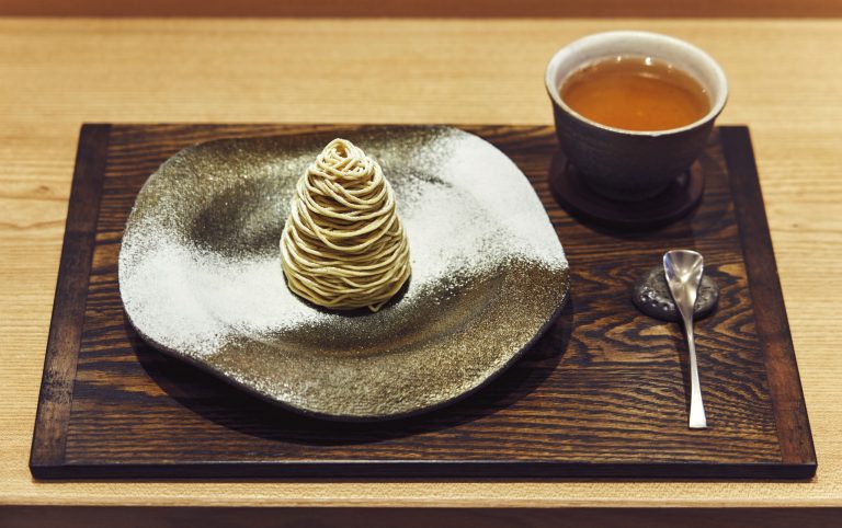 「モンブランデセル」の茎ほうじ茶セット1,500円。香ばしくスッキリしたうまみを持つお茶が主役を引き立てる。器は笠間焼のオリジナル。 〈Mont Blanc STYLE〉/代々木八幡