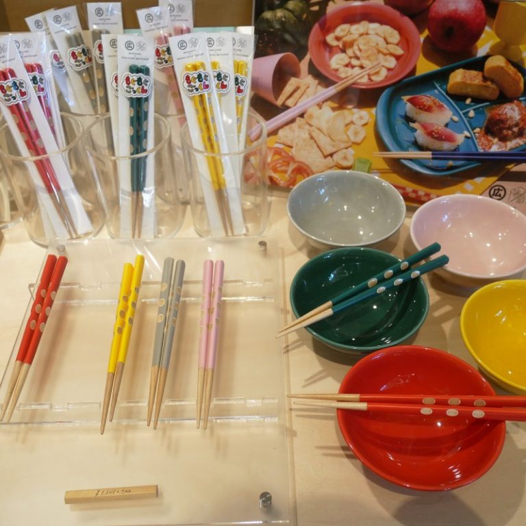 「もぐもぐごっくん箸」5色展開・各1,500円。 大日本市14