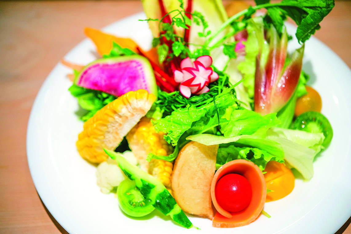 季節によって野菜が変わる、彩り野菜のT’sサラダ レギュラー 1,250円、スモール 980円（ディナータイムのみ）。自家製ドレッシングで。